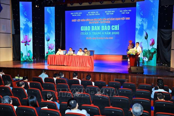    Quang cảnh buổi giao ban báo chí tuần 3, tháng 6-2020. Ảnh: Minh Quyết/TTXVN