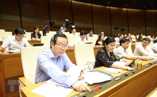 Các Đại biểu Quốc hội bấm nút thông qua dự án Luật Thanh niên (sửa đổi). (Ảnh: Dương Giang/TTXVN)