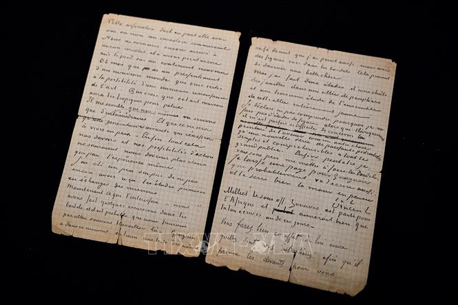   Bức thư viết tay của danh họa Vincent Van Gogh và Paul Gauguin được trưng bày tại nhà đấu giá Drouot ở Paris, Pháp, ngày 15-6-2020. Ảnh: AFP/TTXVN