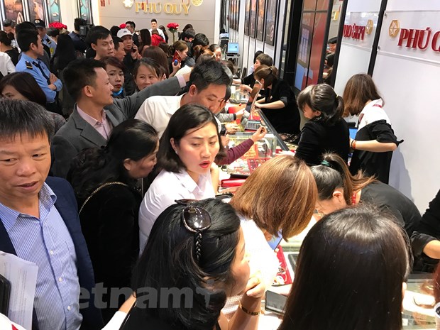 Khách hàng giao dịch vàng miếng. (Ảnh: Đức Duy/Vietnam+)