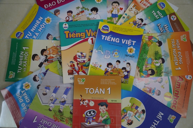  Các bộ SGK lớp 1 mới được đưa về các trường để lựa chọn. 