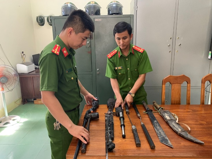  Công an xã Đức Ninh là một trong số những đơn vị được đánh giá đã triển khai thực hiện tốt chuyên đề vận động người dân tự nguyện giao nộp VK, VLN, CCHT.