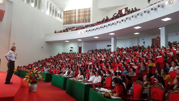 Giáo sư Nguyễn Minh Thuyết, Tổng chủ biên bộ sách Cánh Diều, tập huấn sách giáo khoa mới cho giáo viên Phú Thọ. (Ảnh: PV/Vietnam+)