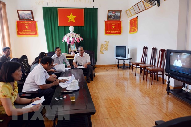  Cử tri Đắk Lắk theo dõi phiên thảo luận của Quốc hội chiều ngày 12-6 vừa qua về Chương trình mục tiêu quốc gia phát triển kinh tế-xã hội vùng đồng bào dân tộc thiểu số và miền núi giai đoạn 2021-2030. (Ảnh: Hoài Thu/TTXVN)
