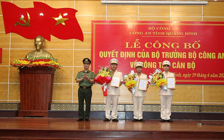 Thừa ủy quyền của Bộ trưởng Bộ Công an, Đồng chí Đại tá Trần Hải Quân, Ủy viên Ban Thường vụ Tỉnh ủy, Giám đốc Công an tỉnh Quảng Bình trao quyết định điều động bổ nhiệm cho 3 đồng chí trưởng phòng.