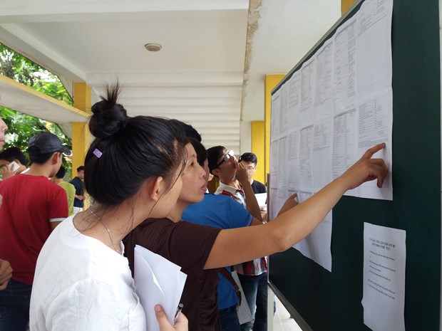 Thí sinh tìm hiểu thông tin xét tuyển vào Đại học Bách khoa Hà Nội. (Ảnh: PM/Vietnam+)