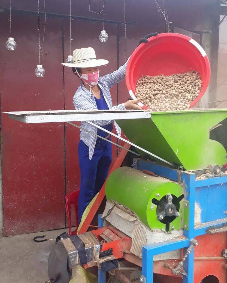  Khởi nghiệp thành công từ mô hình ép dầu thực vật - Để đem lại sản phẩm đạt chất lượng, chị Nguyễn Thị Năm đã đầu tư dây chuyền ép dầu hiện đại với máy bóc vỏ, máy xay nhân, máy ép dầu, máy lọc dầu. 