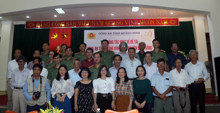 Đại tá Trần Hải Quân, Ủy viên Ban Thường vụ Tỉnh ủy, Giám đốc Công an tỉnh chụp ảnh lưu niệm cùng đội ngũ văn nghệ sỹ tại buổi lễ.