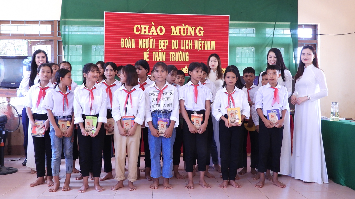 Các người đẹp tặng quà cho các em học sinh người dân tộc Bru-Vân Kiều ở Trường PTDTNT huyện Quảng Ninh.
