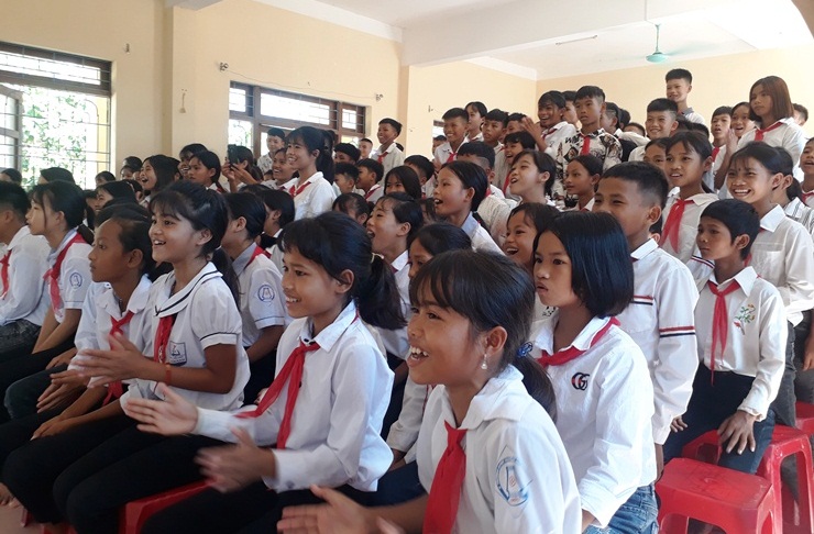 Các em học sinh háo hức xem những tiết mục giao lưu văn nghệ của đoàn