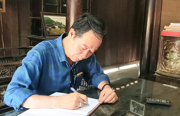  Nhà báo, đạo diễn Vũ Quang tại Nhà lưu niệm Đại tướng Võ Nguyên Giáp (huyện Lệ Thủy).
