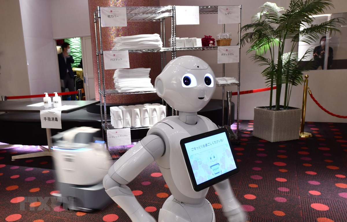 Robot hỗ trợ nhân viên y tế phục vụ bệnh nhân mắc COVID-19 tại Tokyo, Nhật Bản. (Ảnh: AFP/TTXVN)