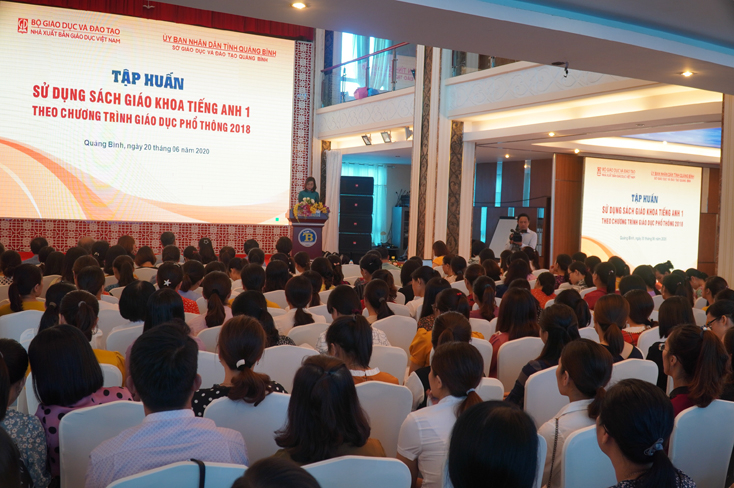 Đội ngũ cán bộ quản lý và giáo viên của 132 trường tiểu học chọn SGK TA1 tham dự lớp tập huấn được tổ chức tại TP. Đồng Hới.