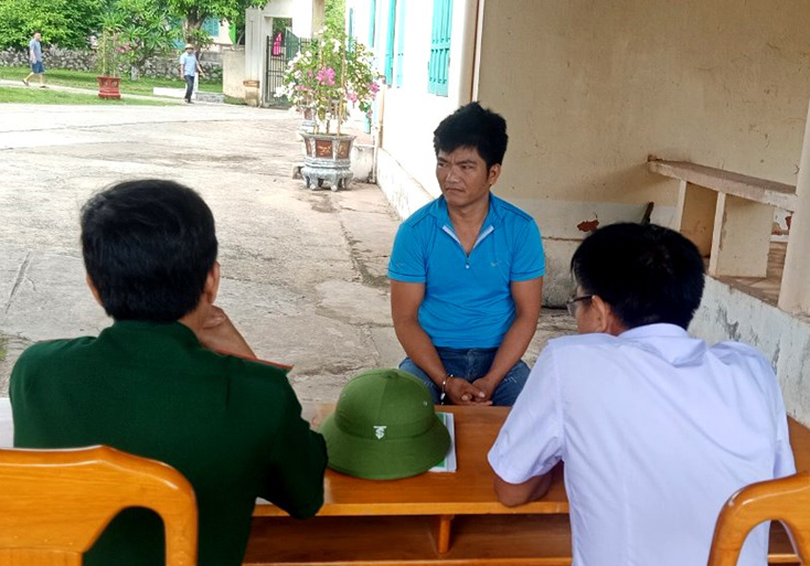 Cán bộ Đồn Biên phòng CKQT Cha Lo lấy lời khai đối tượng Nguyễn Văn Tý.