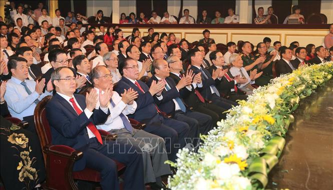 Thủ tướng Nguyễn Xuân Phúc, các đồng chí lãnh đạo Đảng, Nhà nước và các đại biểu dự Lễ trao Giải Báo chí Quốc gia lần thứ 14 - năm 2019. Ảnh: Doãn Tấn/TTXVN