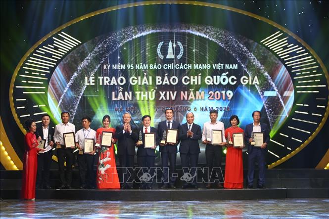 Thủ tướng Nguyễn Xuân Phúc và đồng chí Trần Quốc Vượng, Ủy viên Bộ Chính trị, Thường trực Ban Bí thư trao giải A cho các tác giả, nhóm tác giả có tác phẩm đoạt giải. Ảnh: Minh Quyết/TTXVN