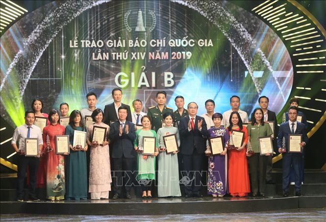 Đồng chí Võ Văn Thưởng, Ủy viên Bộ Chính trị, Bí thư Trung ương Đảng, Trưởng ban Tuyên giáo Trung ương và đồng chí Nguyễn Thiện Nhân, Ủy viên Bộ Chính trị, Bí thư Thành ủy TP Hồ Chí Minh trao giải B cho các tác giả, nhóm tác giả có tác phẩm đoạt giải. Ảnh: Doãn Tấn/TTXVN