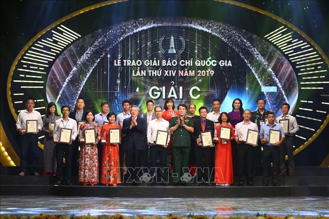 Đồng chí Nguyễn Hòa Bình, Bí thư Trung ương Đảng, Chánh án Tòa án nhân dân Tối cao và Đại tướng Lương Cường, Bí thư Trung ương Đảng, Chủ nhiệm Tổng cục Chính trị QĐND Việt Nam trao giải C cho các tác giả, đại diện nhóm tác giả có tác phẩm đoạt giải. Ảnh: Minh Quyết/TTXVN