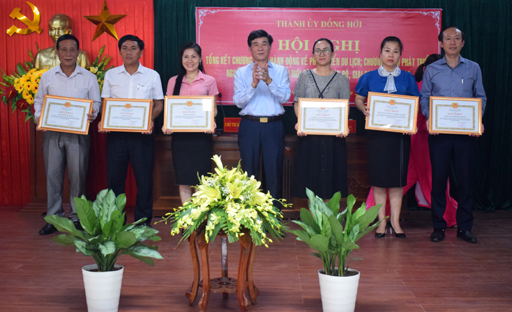 Đại diện lãnh đạo Thành ủy Đồng Hới khen thưởng các tập thể có thành tích xuất sắc trong thực hiện chương trình hành động số 05.
