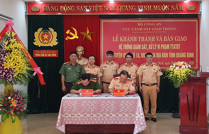 Đại diện lãnh đạo Cục Cảnh sát giao thông và Công an tỉnh Quảng Bình ký kết biên bản bàn khánh thành, bàn giao hệ thống