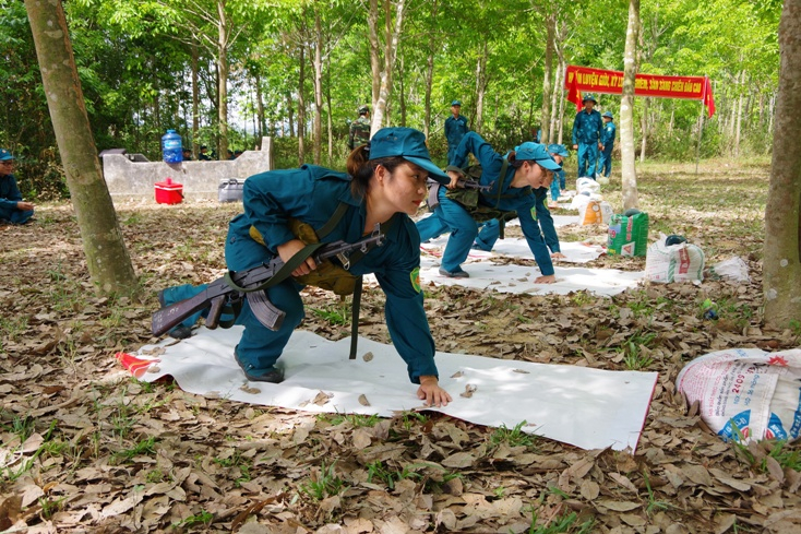 Thực hành huấn luyện môn bắn đạn thật bằng súng tiểu liên AK.