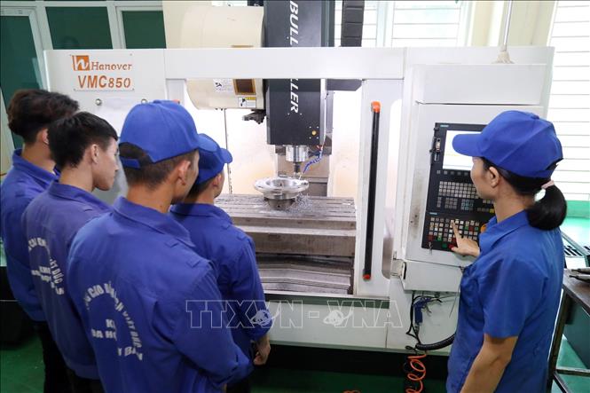 Đào tạo học sinh, sinh viên phay CNC tại Trung tâm đào tạo công nghệ cao của trường Cao đẳng Công nghiệp Việt Đức. Ảnh: Anh Tuấn/TTXVN.