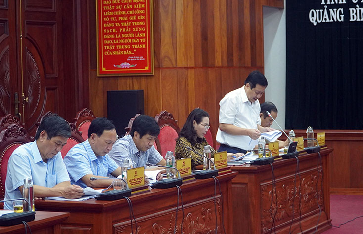  Đồng chí Phó Chủ tịch Thường trực Nguyễn Xuân Quang báo cáo tình hình kinh tế - xã hội 6 tháng đầu năm
