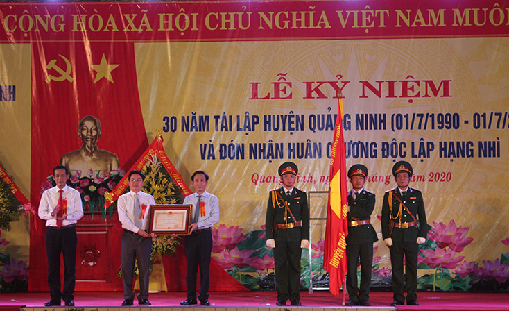 Thừa ủy quyền của Chủ tịch nước Cộng hòa xã hội chủ nghĩa Việt Nam, đồng chí Chủ tịch UBND tỉnh Trần Công Thuật trao Huân chương Độc lập hạng Nhì cho Đảng bộ và nhân dân huyện Quảng Ninh.