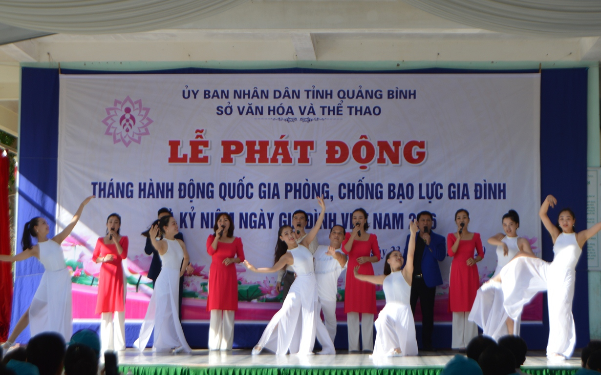 Một tiết mục văn nghệ tại lễ phát động.