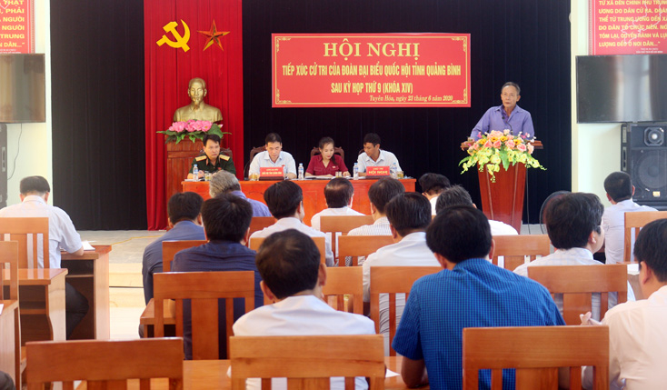 Cử tri Tuyên Hóa nêu ý kiến, kiến nghị tại buổi tiếp xúc