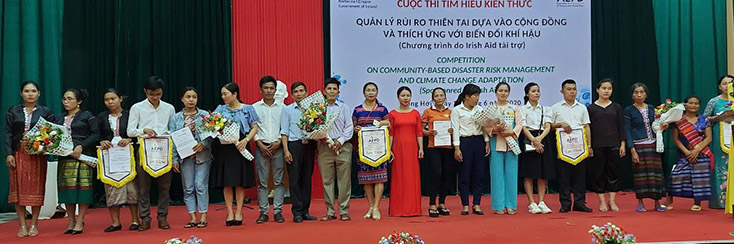 Ban giám khảo trao cờ lưu niệm cho các đội tham gia