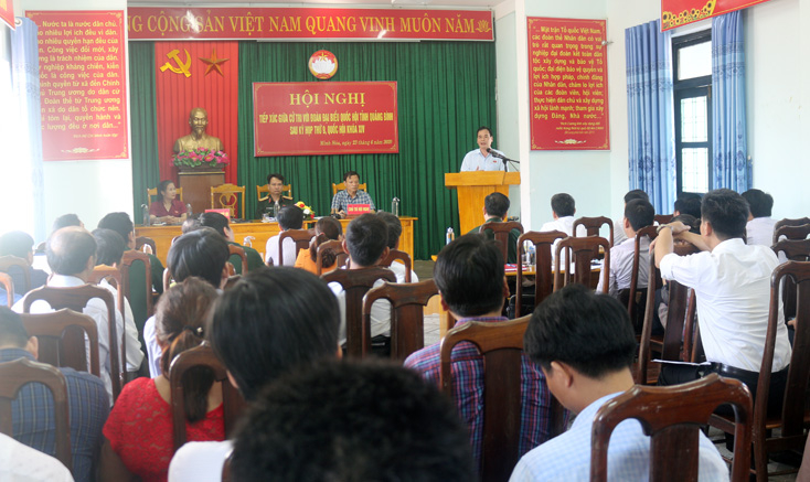 Đồng chí Nguyễn Mạnh Cường, Phó chủ nhiệm Ủy ban Tư pháp Quốc hội trả lời các ý kiến, kiến nghị tại buổi tiếp xúc cử tri huyện Minh Hóa