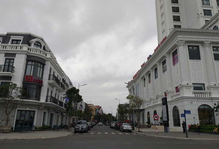    Trung tâm thương mại Vincom Plaza được đầu tư xây dựng tạo điểm nhấn, đem lại diện mạo mới cho bộ mặt đô thị phường Đồng Hải.