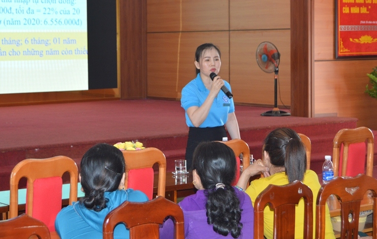   Cán bộ BHXH tỉnh giải thích cho người dân điều kiện tham gia BHXH tự nguyện.
