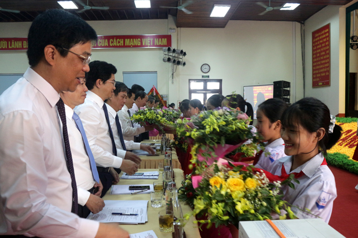 Đội thiếu nhi tặng hoa chào mừng Đại hội.