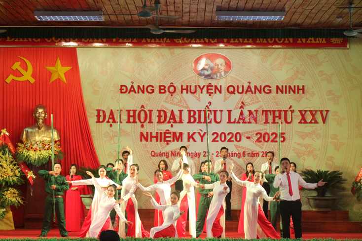 Văn nghệ chào mừng Đại hội.