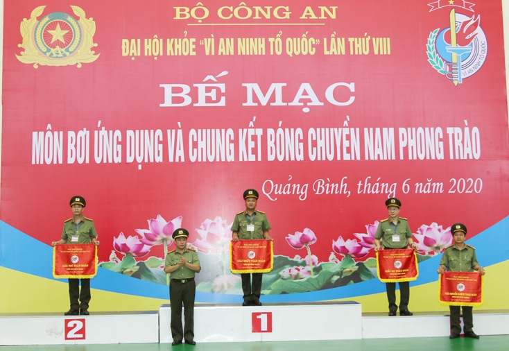 Ban tổ chức trao giải cho các đơn vị đạt thành tích cao môn bơi ứng dụng