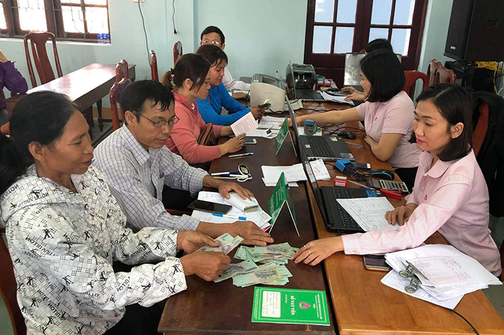 Các điểm giao dịch xã, thị trấn giúp hộ nghèo và các đối tượng chính sách khác tiếp cận hiệu quả nguồn tín dụng ưu đãi. 