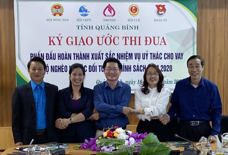 Đại diện lãnh đạo Ngân hàng CSXH tỉnh ký giao ước thi đua phấn đấu hoàn thành xuất sắc nhiệm vụ ủy thác cho vay hộ nghèo và các đối tượng chính sách năm 2020. 