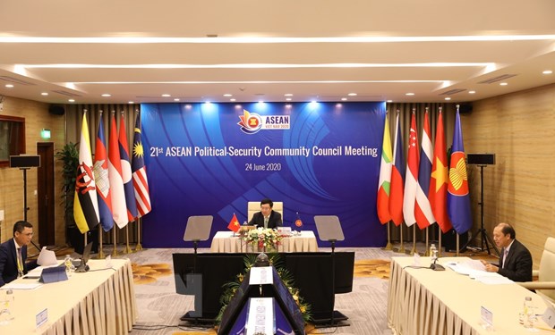 Phó Thủ tướng, Bộ trưởng Bộ Ngoại giao Phạm Bình Minh chủ trì Hội nghị trực tuyến Hội đồng Chính trị-An ninh ASEAN lần thứ 21. (Ảnh: Văn Điệp/TTXVN)