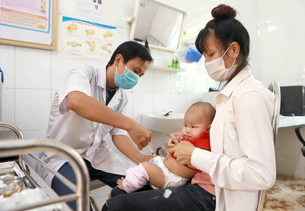 Tiêm vắcxin cho trẻ. (Ảnh: Hoàng Hùng/Vietnam+)