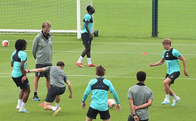  Các cầu thủ Liverpool tập luyện tích cực để chuẩn bị cho ngày đăng quang sớm nhất có thể. Ảnh: Liverpool FC