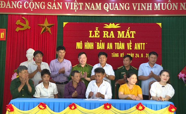 Ban điều hành mô hình “Bản an toàn về an ninh trật tự” ra mắt và ký kết thực hiện của mô hình