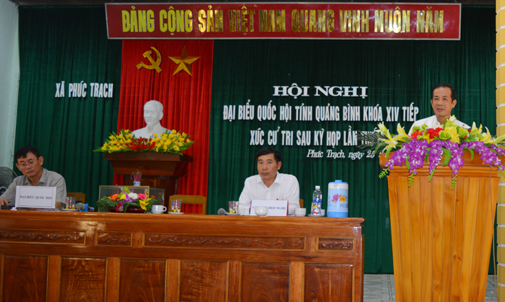Đồng chí Trần Công Thuật, Phó Bí thư Tỉnh ủy, Chủ tịch UBND tỉnh tiếp thu ý kiến và trả lời kiến nghị của cử tri huyện Bố Trạch.