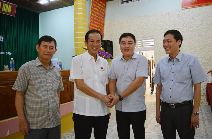  Đồng chí Trần Công Thuật, Phó Bí thư Tỉnh ủy, Chủ tịch UBND tỉnh cùng đồng chí Nguyễn Ngọc Phương, Tỉnh ủy viên, Phó Trưởng đoàn ĐBQH tỉnh trò chuyện với lãnh đạo và cử tri huyện Bố Trạch