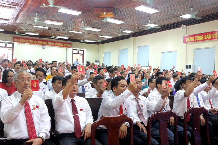 Các đại biểu biểu quyết thông qua Nghị quyết Đại hội.