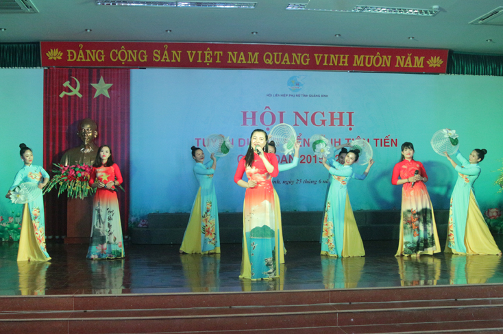 Văn nghệ chào mừng hội nghị.