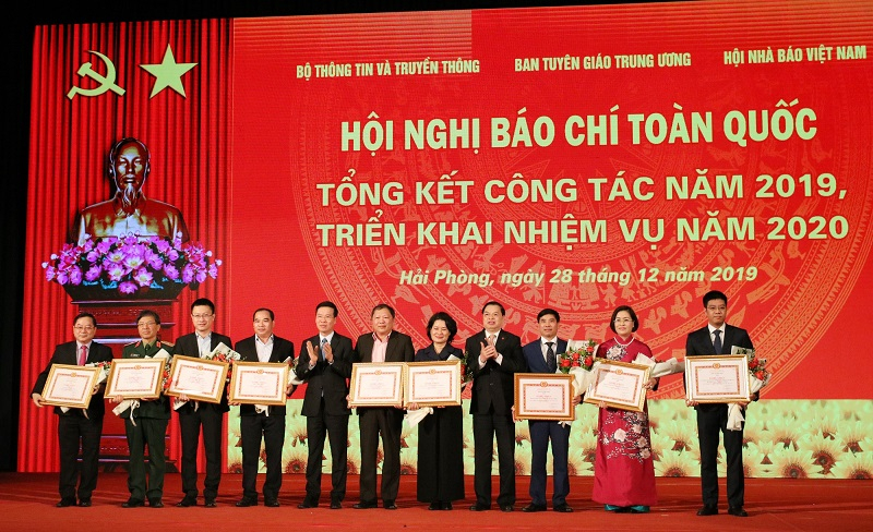   Lãnh đạo Ban Tuyên giáo Trung ương trao Bằng khen tặng các tập thể có thành tích xuất sắc trong công tác chỉ đạo, quản lý, tham mưu công tác báo chí. (Ảnh minh họa).