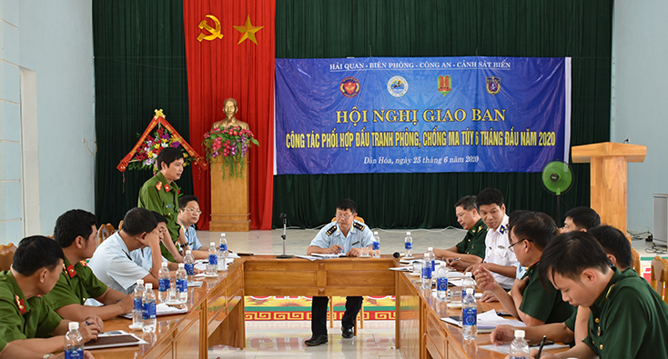 Đại diện lãnh đạo Phòng Cảnh sát điều tra tội phạm ma túy, Công an tỉnh phát biểu tại hội nghị.