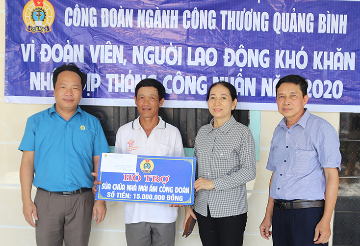 Đại diện lãnh đạo CĐ ngành Công thương bàn giao hỗ trợ sửa chữa nhà “Mái ấm CĐ” cho ĐVCĐ nhân dịp Tháng công nhân. 